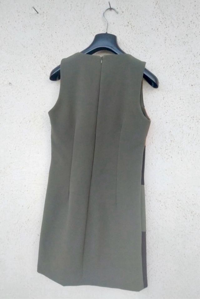 Vestito verde militare e beige elegante
