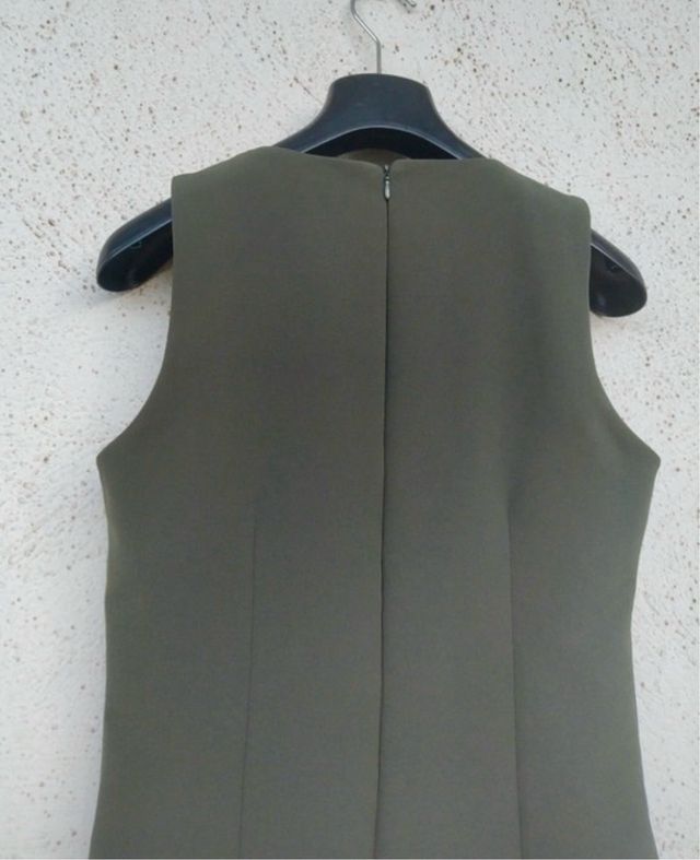 Vestito verde militare e beige elegante