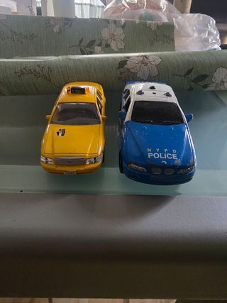 Juguetes coche taxi y policía