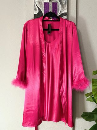 Camison de noche elegante para mujer con plumas 