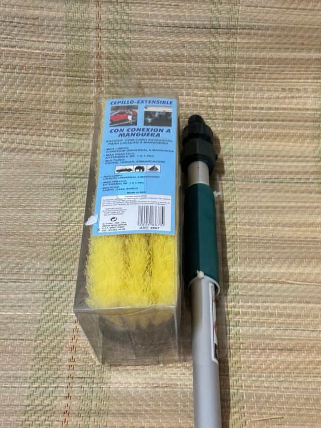 Cepillo extensible con sistema de agua