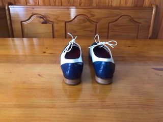 Divinos zapatos de piel de charol.