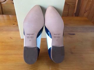 Divinos zapatos de piel de charol.