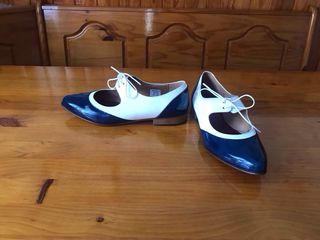 Divinos zapatos de piel de charol.