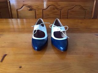 Divinos zapatos de piel de charol.