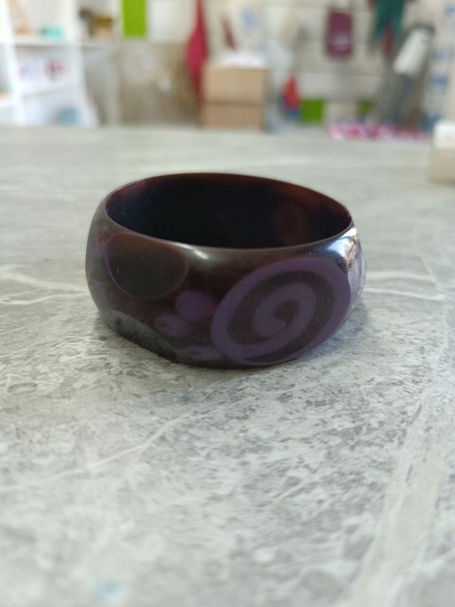 Bracciale in legno con trame viola 