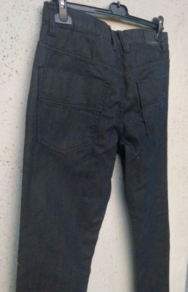 Jeans nero con bottoni