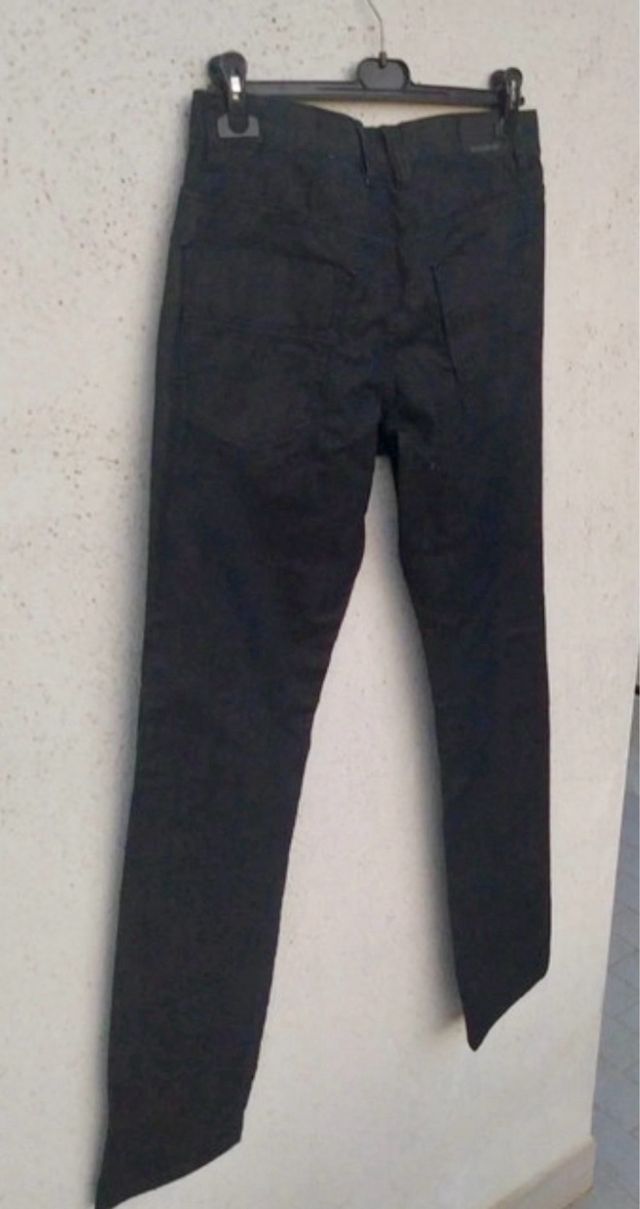 Jeans nero con bottoni
