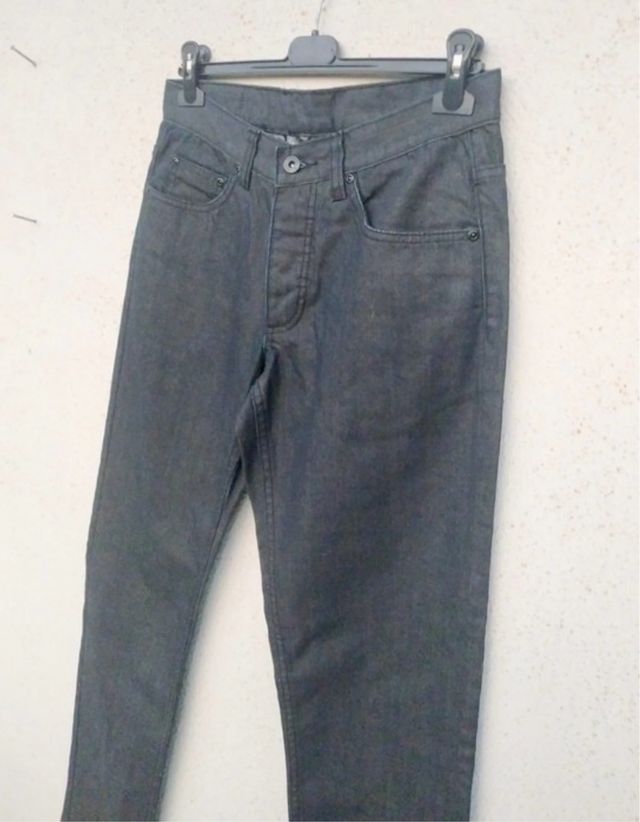 Jeans nero con bottoni