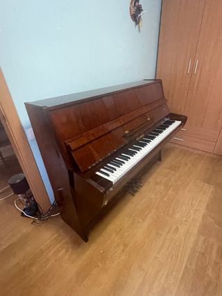 Piano de pared BELARUS - PRECIO NEGOCIABLE