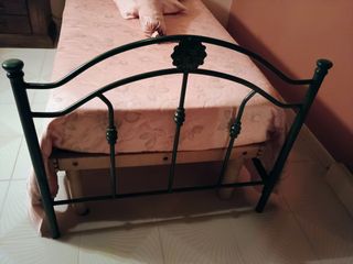 Letto singolo in ferro battuto, appendiabiti e spe