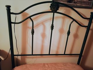 Letto singolo in ferro battuto, appendiabiti e spe