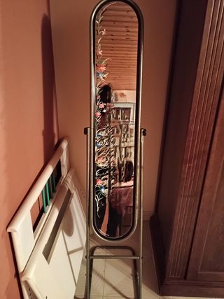 Letto singolo in ferro battuto, appendiabiti e spe