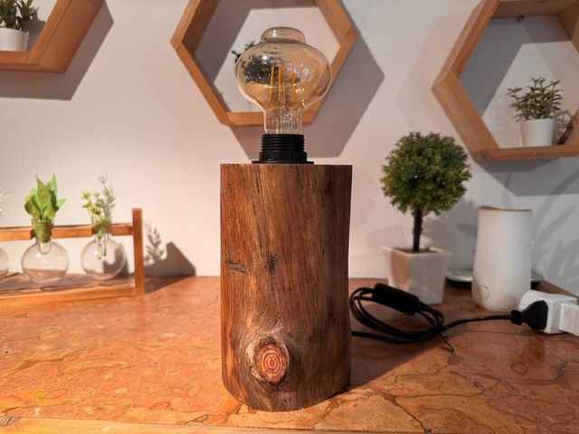 Lampada in legno artigianale