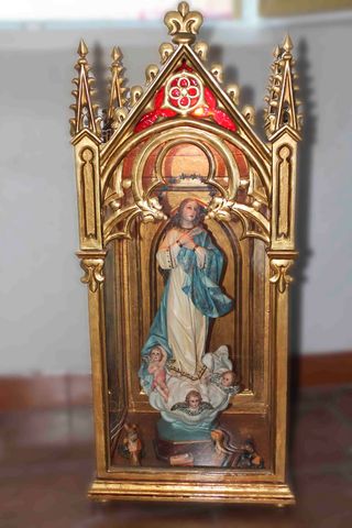 Figura religiosa. Vírgen en urna