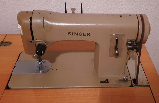 MÁQUINA DE COSER ANTIGUA CON MUEBLE