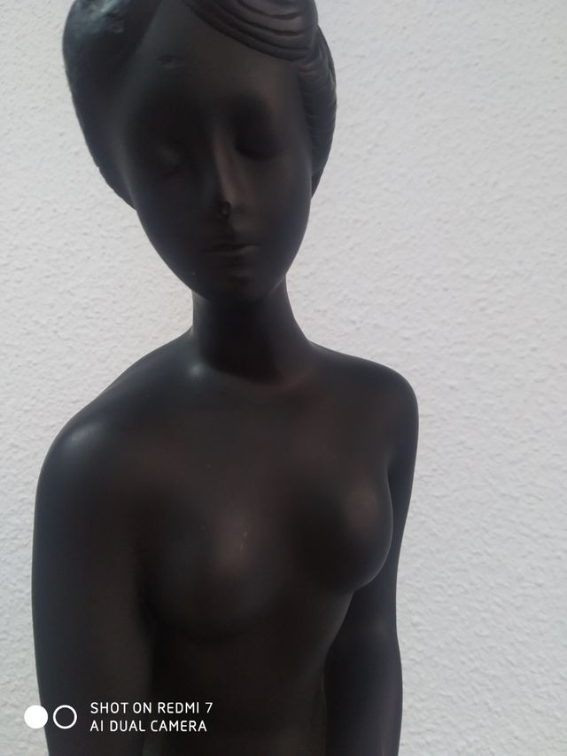 ESTATUA DE MUJER DECORATIVA