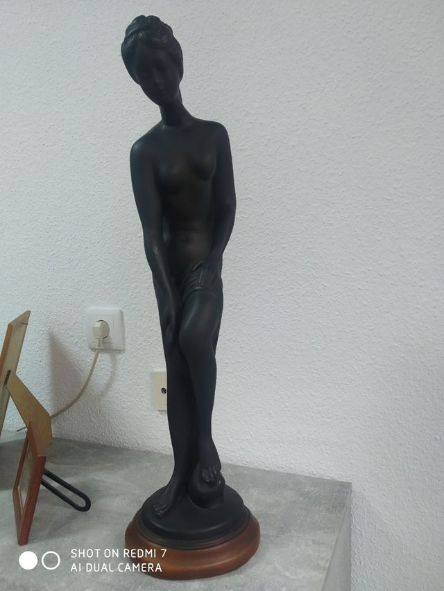 ESTATUA DE MUJER DECORATIVA