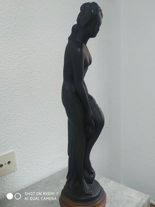 ESTATUA DE MUJER DECORATIVA