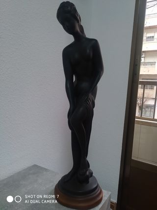 ESTATUA DE MUJER DECORATIVA