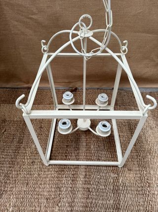 Elegante farol en color crema para 4 bombillas.