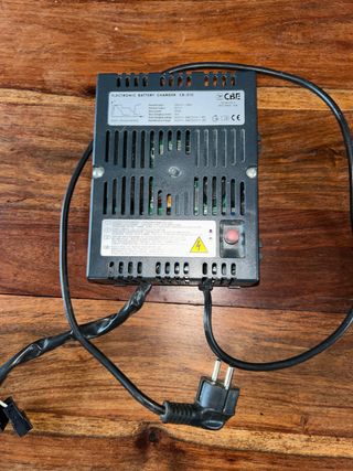 Cargador de baterias CBE 10AH Modelo CB510