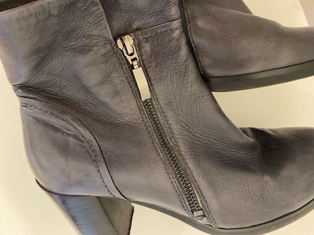 Stivaletto grigio in pelle