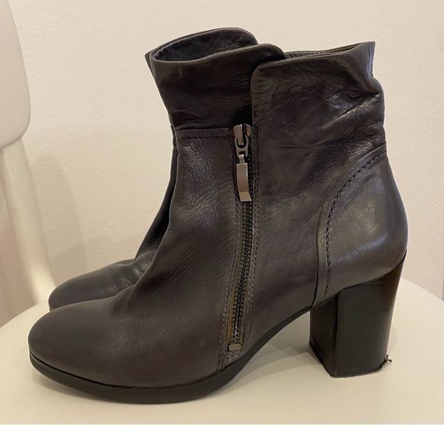 Stivaletto grigio in pelle