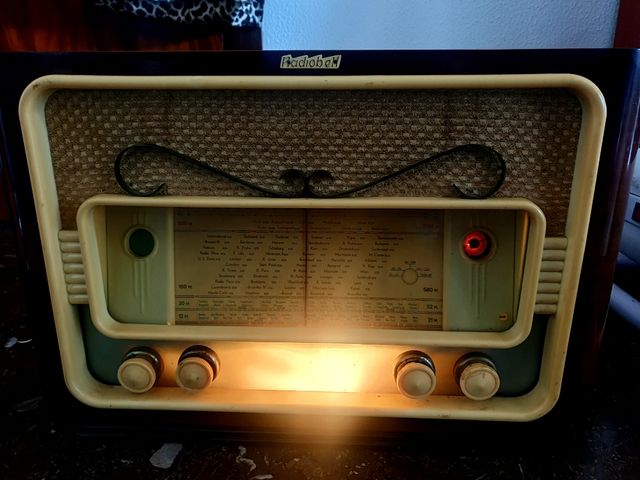 Radio de válvulas antigua grande (leer bien)