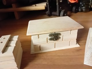 Piccoli bauli in legno intagliati a mano
