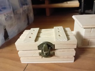 Piccoli bauli in legno intagliati a mano
