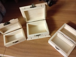 Piccoli bauli in legno intagliati a mano