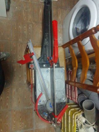 Una makina de cortar azulejo