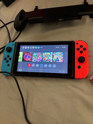 Nintendo switc con varios juegos y fundas