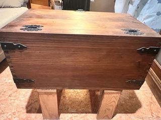 Arcon Baul artesano de madera con patas