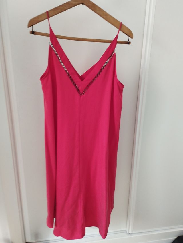 Vestido tirantes rojo, con abertura.