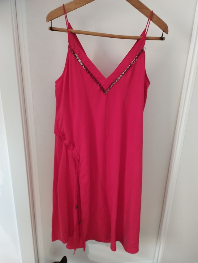 Vestido tirantes rojo, con abertura.