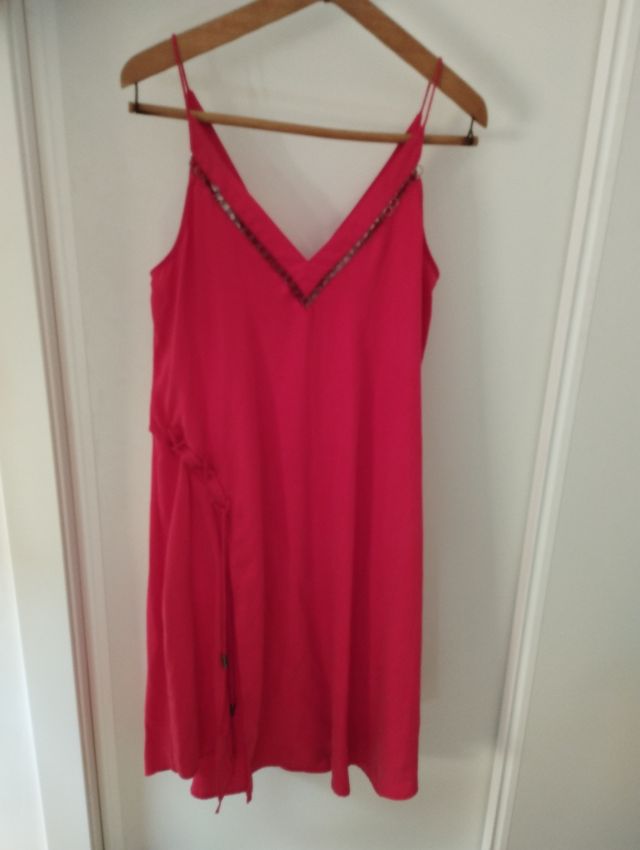 Vestido tirantes rojo, con abertura.