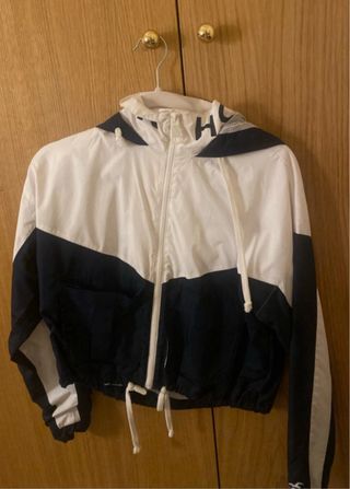 Chaqueta Hollister blanca y azul