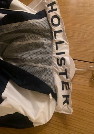 Chaqueta Hollister blanca y azul