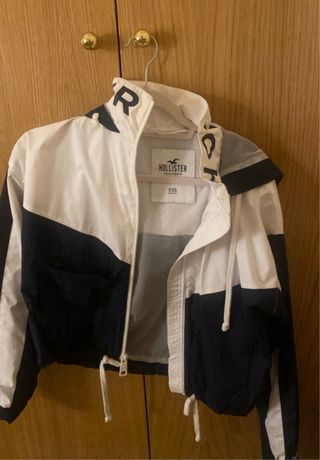 Chaqueta Hollister blanca y azul