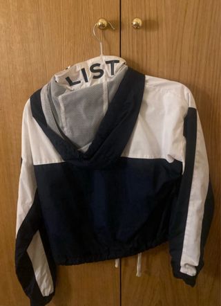 Chaqueta Hollister blanca y azul