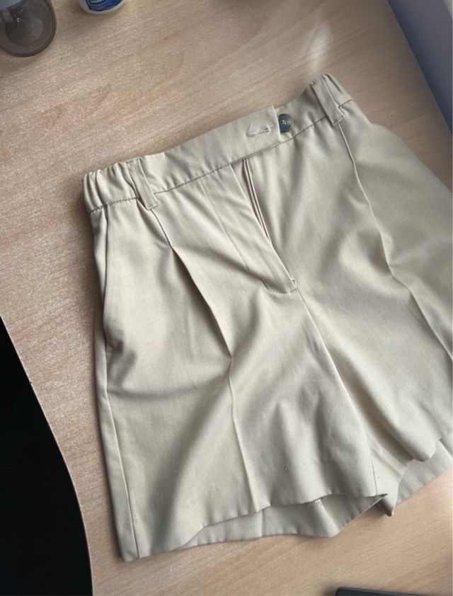Pantalón de traje corto beige bershka