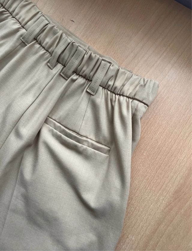 Pantalón de traje corto beige bershka