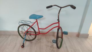 Bicicleta muy antigua de niño