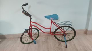 Bicicleta muy antigua de niño