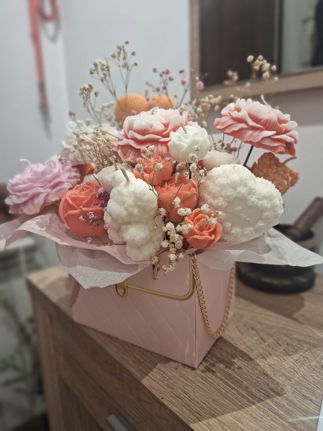 Arreglo floral velas aromáticas