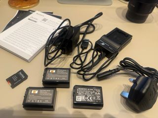 Sony Alfa ZV E10 camara y objetivo