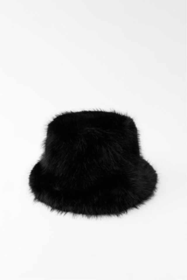 Gorro efecto pelo negro Zara