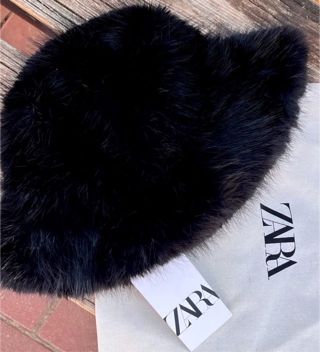 Gorro efecto pelo negro Zara